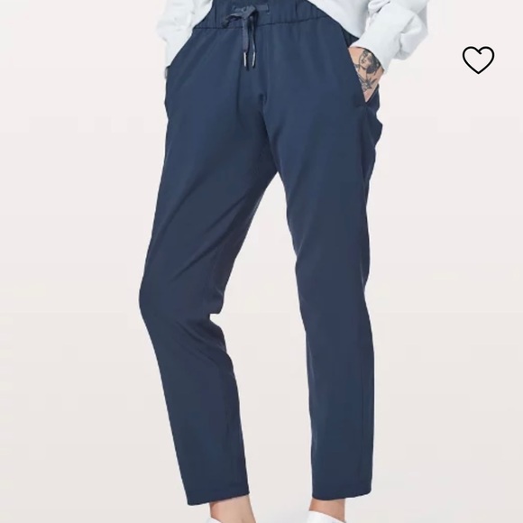 lululemon athletica Pants - Lululemon On the Fly Woven Pants - size 8 Navy